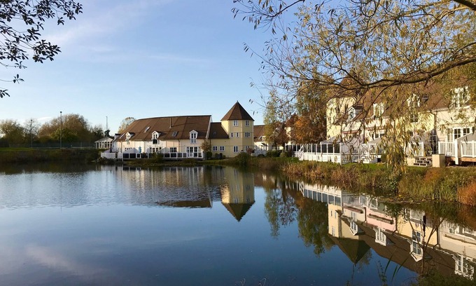 South Cerney House | Woodpecker Lodge - Lakeside views at Isis Lake