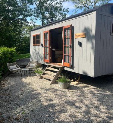 Hawsker Apartment | Woodside Shepherd Hut with free parking - Hawsker near whitby
