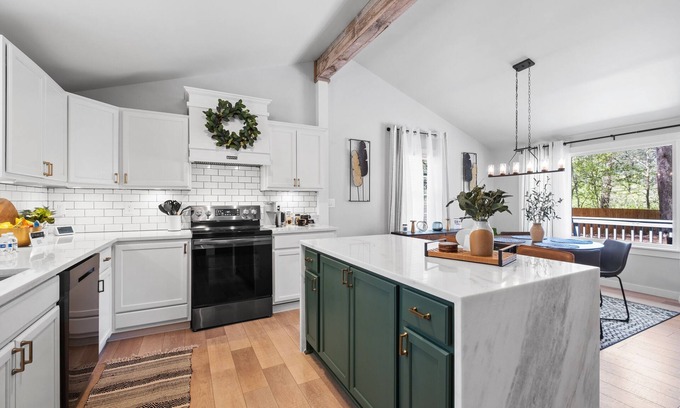 Woodstock House | Woodstock Charm- 2 min to downtown Woodstock & Pet Friendly!