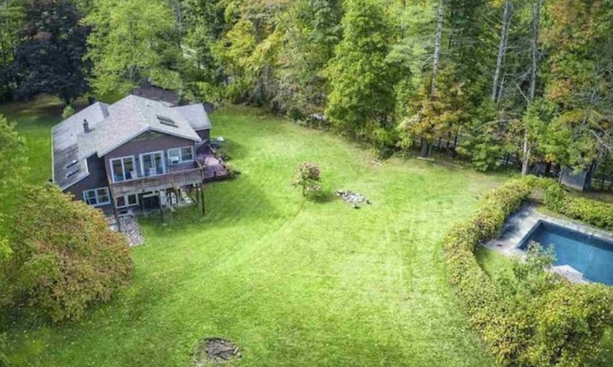 Willow House | WOODSTOCK SKII Rental, Huge Backyard, WiFi, TV (discounts available longer stay)
