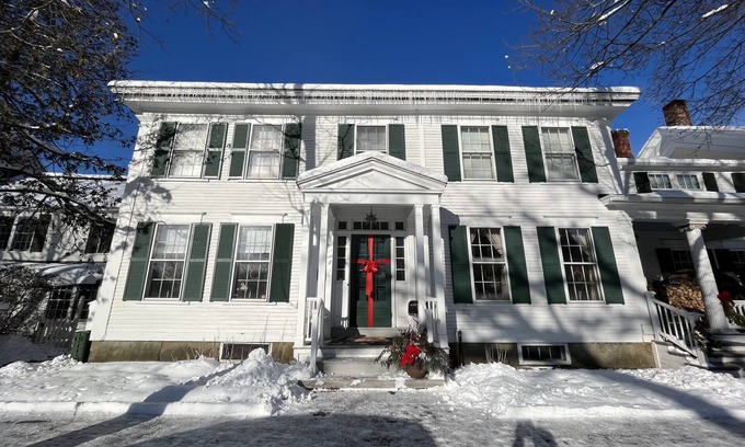 Woodstock House | Woodstock Village Green Location, Walk Everywhere, River Patio, Covered Bridge