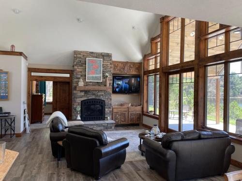 Kingsley House | Woodsy and Private- Dream House on a 7 Acre Pond