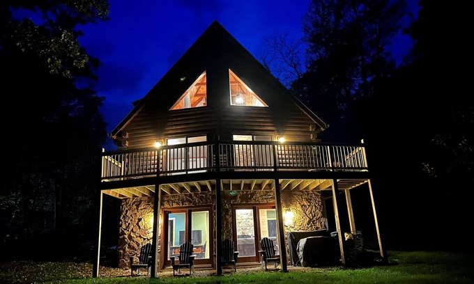 Apple River Cabin | Woodsy Cabin Escape |Apple Canyon Lake near Galena