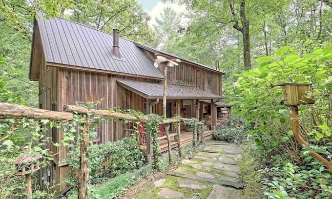 Lakemont Cabin | Woodsy Cabin near Lake Rabun Beach