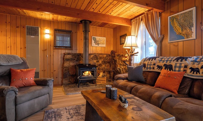 Big Bear City Cabin | Woodsy cabin with WiFi , pets ok ,fence yard. Close to all things in Big Bear