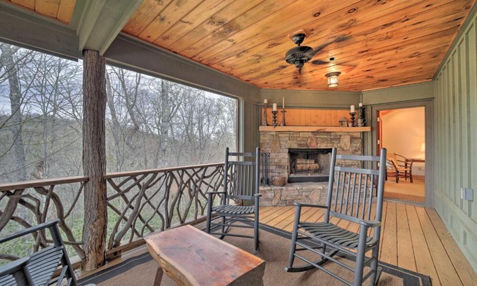 Cashiers House | Woodsy Smoky Mtn Hideaway with Grill and Views!