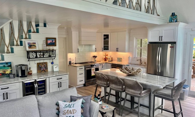 Emerald Isle House | Woosaah Life - Remodeled 2023-2 King EnSuites,Dog Friendly,Pvt Beach Parking