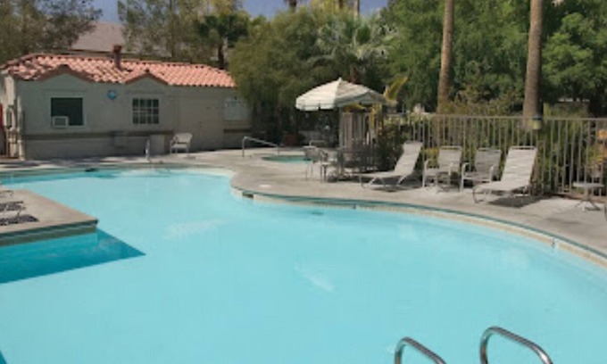 Paradise Condo | WORLDMARK SPENCER STREET - TWO BED TWO BATH CONDO WITH ROLL-IN SHOWER AND POOL