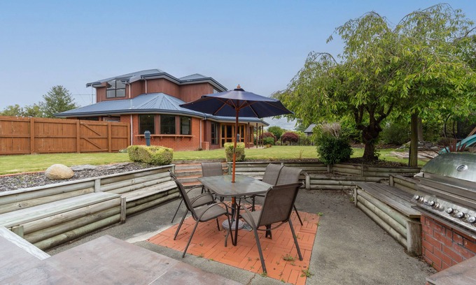 Te Anau House | Worsley Wonder - Te Anau Holiday Home