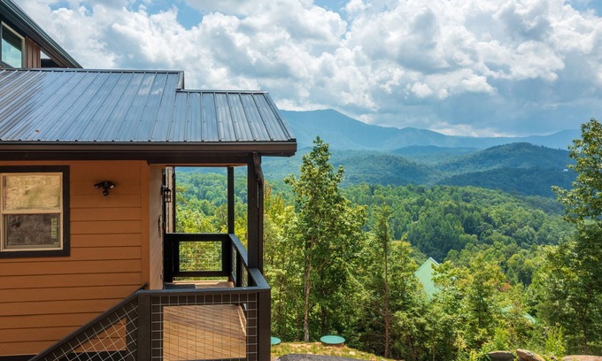 Black Bear Falls Cabin | WOW! An AMAZING View! LeConte Sunrise View.Rent it before it is gone.