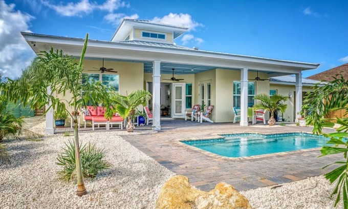 West Bradenton House | WOW-King Bed w/86° Pool, Turf Golf green, Beaches