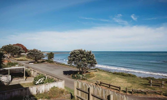Bell Block Apartment | Wow On Wanaka Bay - beachfront living at its best