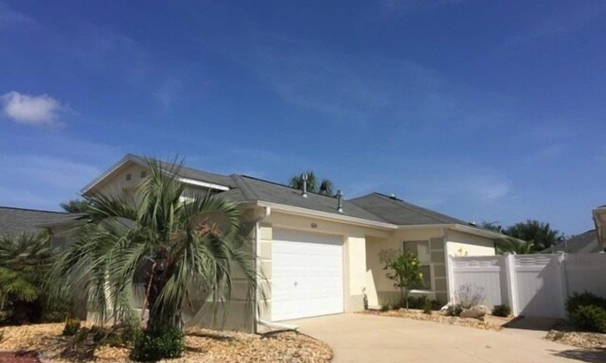 Virginia Trace Villa | WOW! Professionally decorated 2 Bd 2 Ba Villa close to Lake Sumter Landing