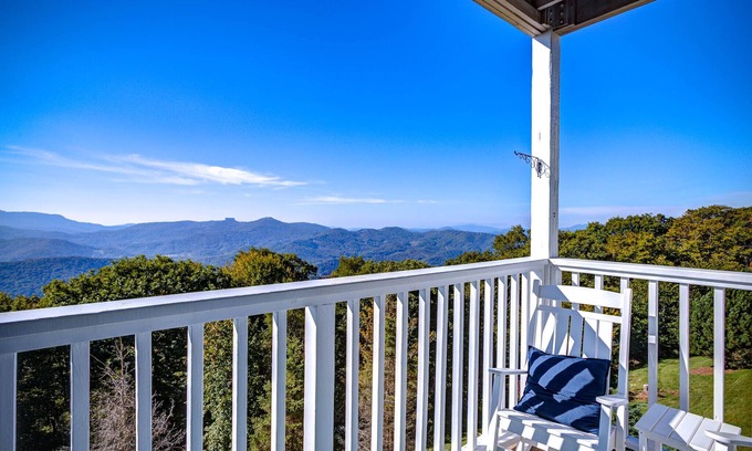 Banner Elk Condo | WOW Views Private Balcony+1 mile to Ski Beech - Walk to Overlook Barn