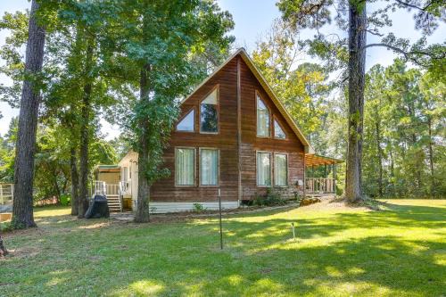 Hemphill House | Wraparound Porch Toledo Bend Reservoir Retreat!