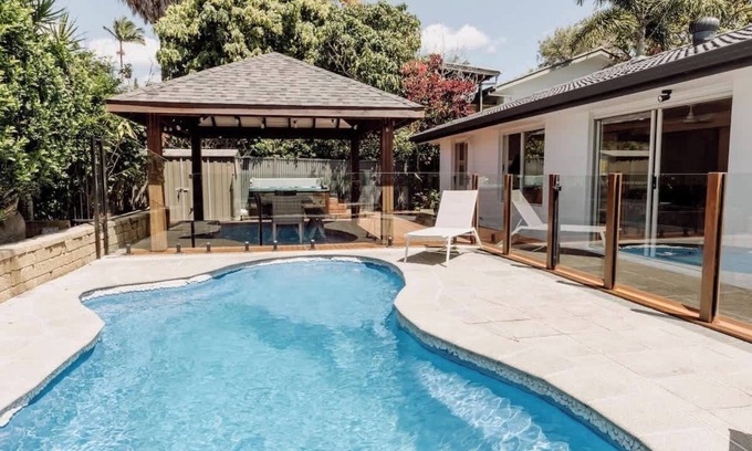 Maroochydore House | 'Wrigley House' - Pool, Jacuzzi, Dog Friendly
