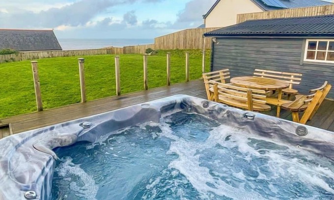 Gwbert Apartment | Wyn y Mor - luxury home with sea views and a private hot tub