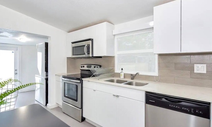 Wynwood Art District House | Wynwood House Pool/Hot Tub/Prkng
