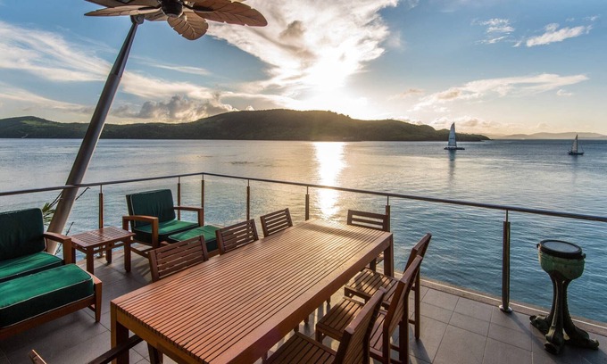 Hamilton Island Villa | Yacht Club Villa 19 - Ocean Front with Private Pool, 2 Golf Buggies and transfers