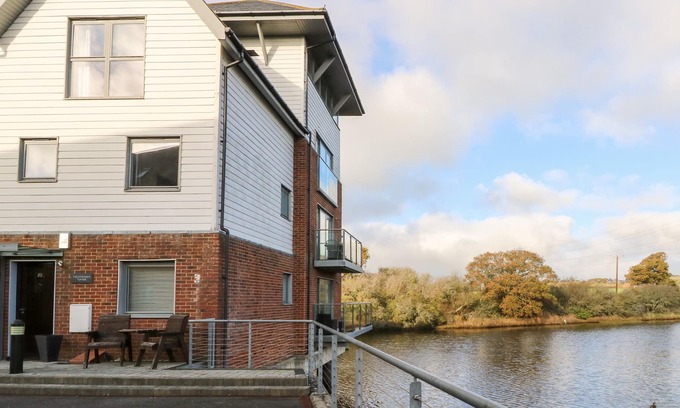 Whippingham Cottage | YACHTSMAN'S TOWER, family friendly in East Cowes, Isle Of Wight