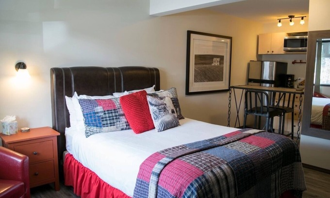Dead Man's Flats Condo | Yam 12 - Studio with King