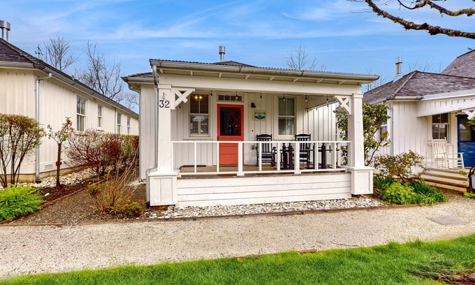 Seabrook House | Yarmouth Yacht Club in Seabrook - Close to Downtown and Park