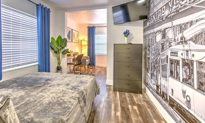 Ybor City House | Ybor Vibes in Ybor Heights! Stylish 2B/2B House close to Ybor City and Downtown!