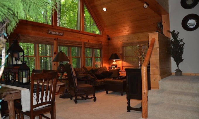 Harbor Springs House | “Year-Round Adventure Awaits – Ski, Golf & Relax in Harbor Springs!”