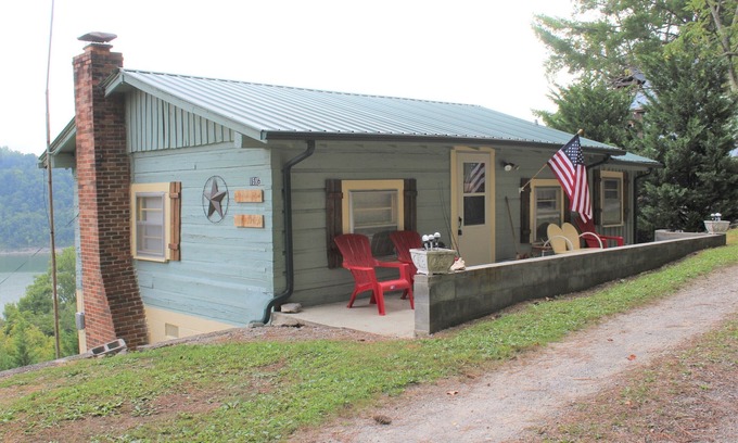 Sparta Cabin | Year Round Center Hill Lake View