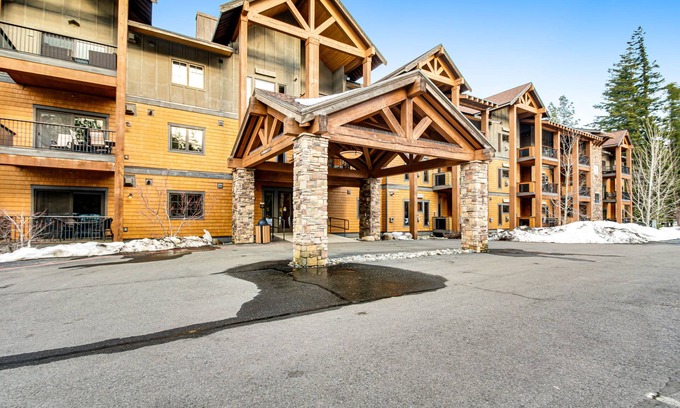 Cle Elum Condo | Year-round outdoor getaway with shared pool, private patio, full kitchen & WiFi