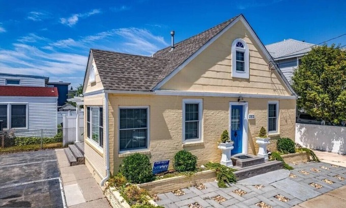 Wildwood Cottage | Yellow Brick Road Cottage by the Beach