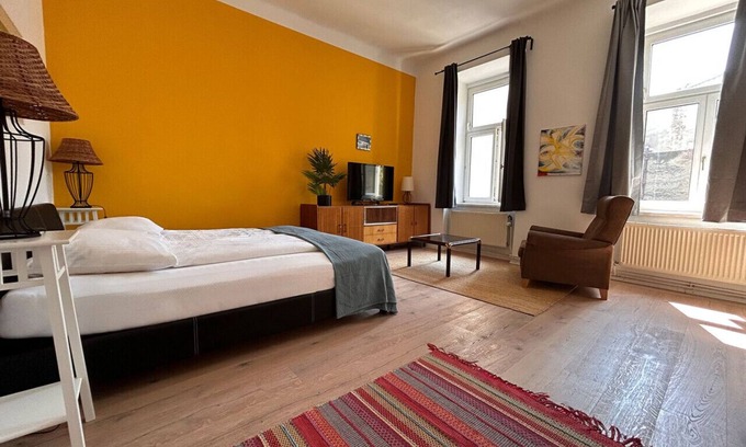 Mariahilf Apartment | Yellow Palm - Cozy, Central With Green View