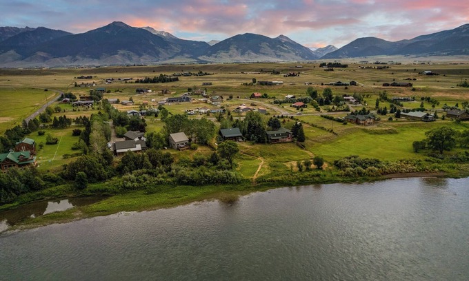 Livingston House | Yellowstone Lookout Cabin - Cozy cabin located on the Yellowstone River!