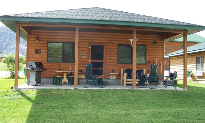 Gardiner Cabin | Yellowstone Riverfront Cabin, Sleeps 9, $171-$325/nt, 300 yards to Yellowstone