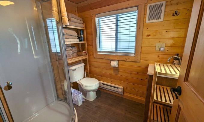 Gardiner Cabin | Yellowstone's Treasure Cabin #1, few min drive to Yellowstone Park