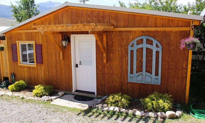 Gardiner Cabin | Yellowstone's Treasure Cabin #2, few min drive to Yellowstone Park