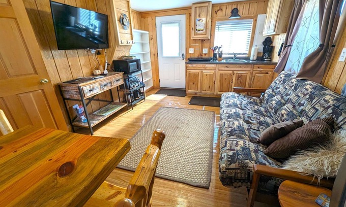 Gardiner Cabin | Yellowstone's Treasure Cabin #6, few min drive from Yellowstone Park