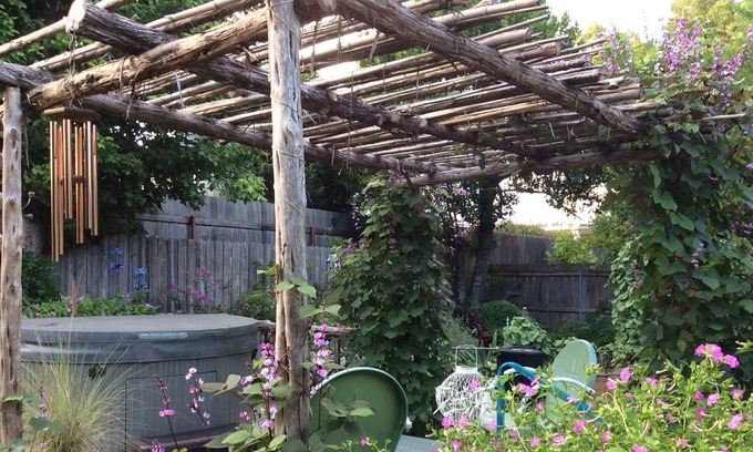 Fredericksburg Cottage | Yo Haus-in Historic District -1 1/2 blocks off W Main-hot tub-screened in porch
