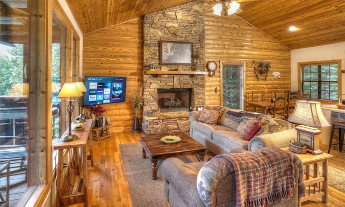 Helen Cabin | Yonah Vista- Mountainside Cabin with Mountain Views and Hot Tub, Near Helen