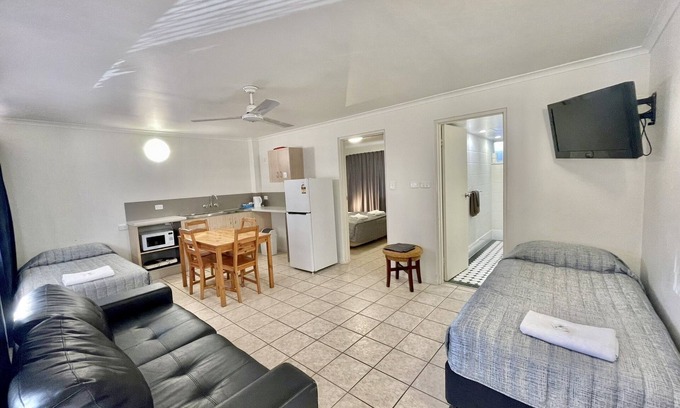 North Ward Hotel | Yongala Lodge by The Strand