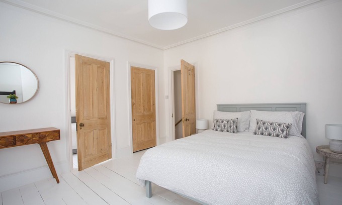 Worthing House | York House - Sleeps 12 beach road with sea views