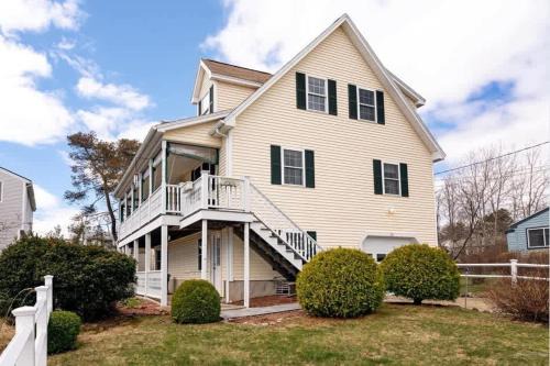 York Beach House | York Vacation Home Sleeps 14 Bring your family and Friends