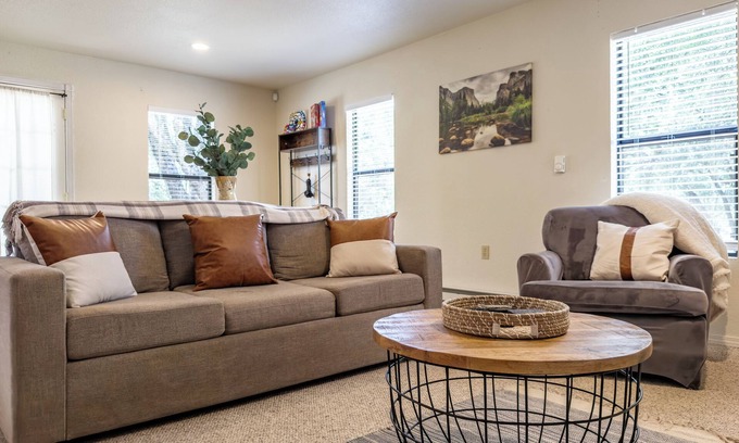 Oakhurst House | Yosemite Deer Cottage 1 Bed:1 Bath with Kitchenette