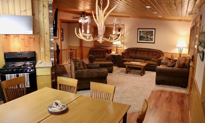 Oakhurst Cabin | Yosemite National park (15 miles)/Bass Lake (1 mile) Cozy Cabin w/HOT TUB
