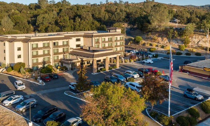 Oakhurst Hotel | Yosemite Southgate Hotel & Suites