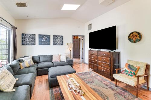 Ahwahnee Apartment | Yosemite Wellbeing Retreat on 5 Acres with Mtn Views