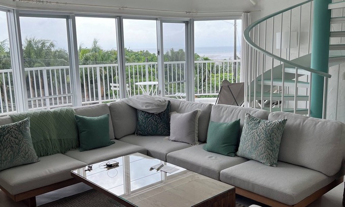 Nagura House | You can enjoy a luxurious space with a view of the sea of Ishigaki Island.