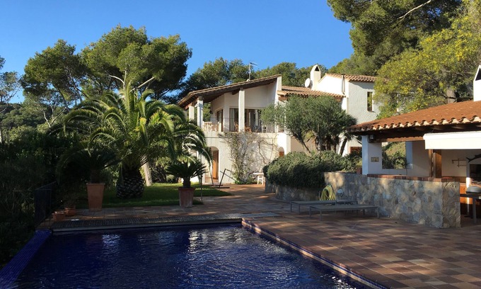 Tamariu Villa | You cook, eat and relax around the pool with nice sea view.