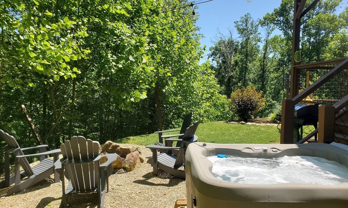 Whittier Cabin | You found the perfect cabin, 8.1 miles to Casino, Hot tub and Views, dogs ok
