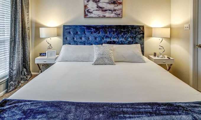 Richmond Apartment | You'll ❤ this 1 King, 1 Queen Bed Apt in West End